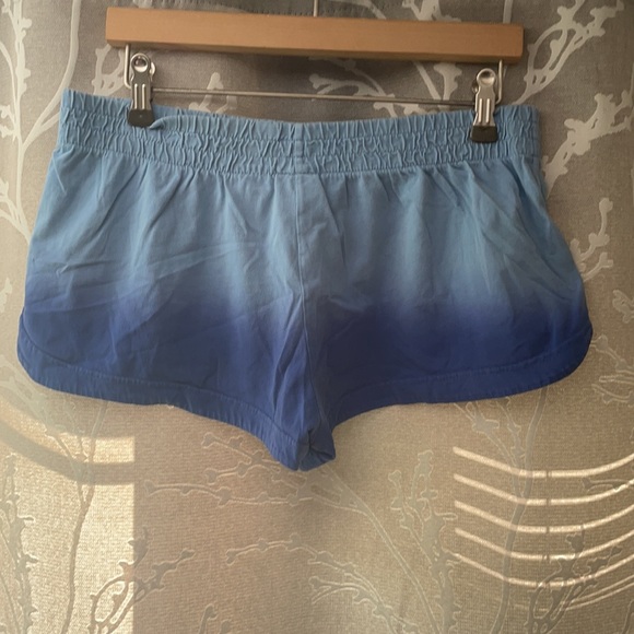 Athletic shorts - Picture 2 of 3